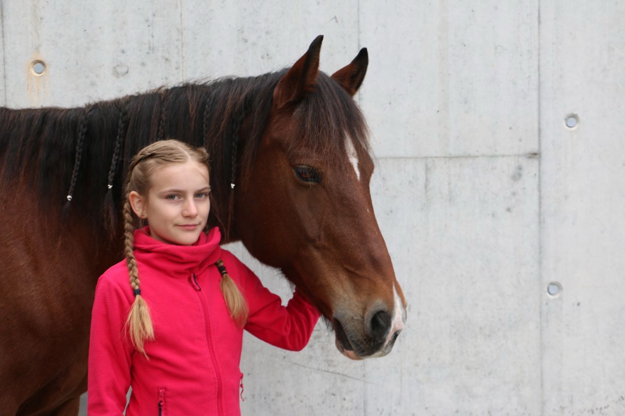 Lisa mit einem braunen Pferd